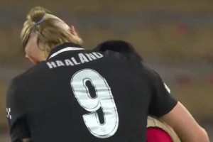 曾经的队友！哈兰德和南野拓实在欧冠联赛中重聚😂