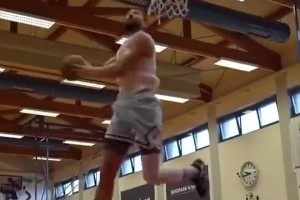 😥又伤了？？湖人前锋克莱伯休赛期训练，还在秀大风车暴扣呢…