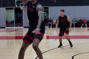 登哥训练秀单打撤步脚步 依旧难防！