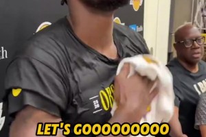 练得很刻苦！湖人训练营首日，艾顿全身湿透，不停拿毛巾擦拭