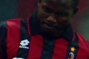 C罗经典世界波！并向观众展示他的腿部肌肉