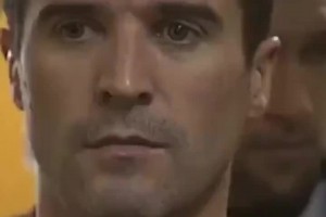 回想当年基恩没有等待裁判，直接冲上球场，全队也跟着冲上去