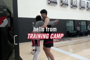 塞布尔上来就熊抱杨瀚森😆开拓者众将精神饱满迎接训练营