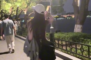 苏超媛这个袜子绝对是亮点😍带着大家领略晚上的玄武湖~