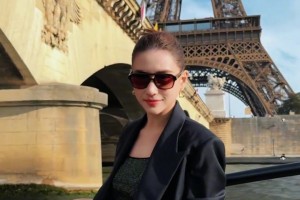 她是绿军小老板的姐姐何超莲，而我呢，是超穷😺