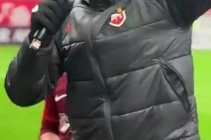 去年海港赛后高呼“奥斯卡留下” ，奥斯卡捂脸痛哭不止😭