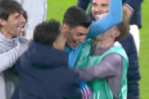 历史第一人！里尔门将一个点球扑出3次，赛后全队找他庆祝🤣