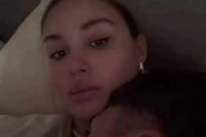 男友给女友烫发时看到梅西进球后不淡定了，直接烫掉一戳头发😂