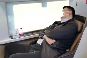 块头是大了一点点😂姚明坐动车，这商务座感觉快撑不住了