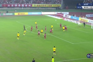 面对出击的门将！徐州队错失良机！徐州球迷恨不得把球吹进去