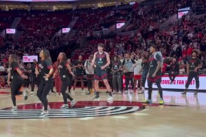 灯泡对飚！哈登队内训练三分颜射保罗，保罗立刻三分回应！