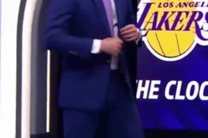 94岁不敢想象！94岁的奶奶喜欢打篮球