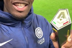 实至名归！独造四球的博尼赛后手持本场MVP奖杯大喊：国米加油