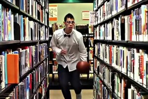 早已经是人生赢家了！经典广告：哈佛学长林书豪篮球学习两不误！