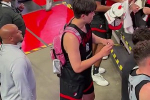 杨翰森这个签名手速得练练了😂 签这么认真你是真签不完