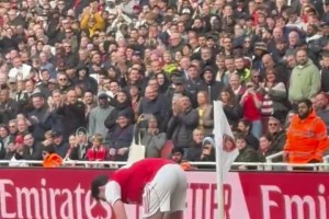 赖斯主罚角球时西汉姆球迷高喊：你应该加盟一家大俱乐部🤣