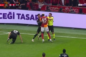 火爆比赛情绪失控！奥斯梅恩土超怒掐对手脸部染黄！