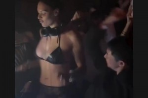 外国人确实开放啊！坎贝奇超性感穿着，在夜店客串DJ🙈