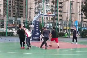 会中投在野球场真的很吃香！40岁大叔直接连中4球带走比赛！