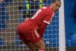 🤣网友AI恶搞范迪克屁股防守，配夏奇拉名曲《屁股不会说谎》