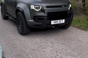 芒特这路虎卫士也太霸气了吧，你小子来训练都开这么好的车😗