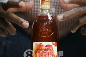 有点难评🥶等了一天的詹姆斯决定二是广告！老詹还给酒戴皇冠…