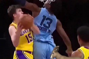 继“假克莱”之后，假里夫斯也成功潜入了湖人球馆😂