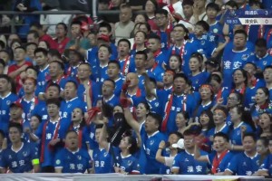 不放弃！淮安队三球落后，看台上的淮安球迷仍旧为球队加油助威！