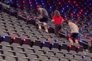 今日场上训练结束后，登哥还进行爬楼梯加练！