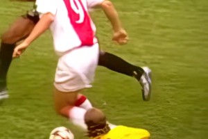 伊布在球门前连续戏弄对手依靠的是什么