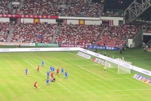 这是业余球员？实拍：南通球员尹韩龙世界波引爆南通会展中心😱