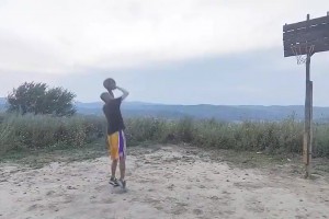 嚯！这大跳投在野球场可真不常见，绝对是大神啊！