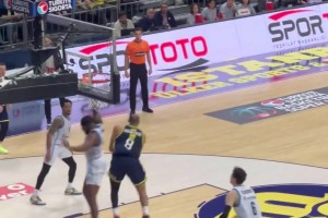 无人能挡🤯湖人旧将小塔克各种秀操作！土超联赛轻松砍25+6