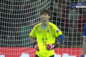 44岁的伊布赤裸上身烤肉，身材保持得还是那么好🐮