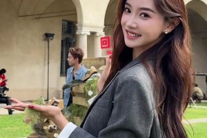 那些人是躲雨的还是来看球的？