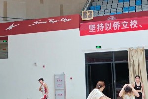 有这样子陪你打球的女友，谁不迷糊啊