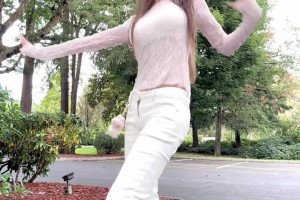 这大长腿跳的不赖啊！周玲安：我也来跳Angel柠檬叉😂~