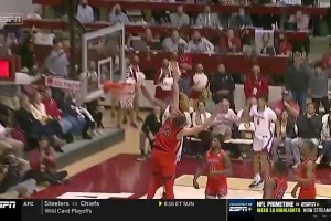 “雨姐”太猛！火箭新援戴维森这爆发力🫨走着走着隔扣凯斯勒！