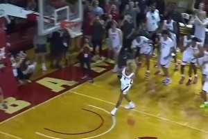 火箭新援戴维森曾表演胯下扣篮🤯这弹跳力和杰伦-格林一桌的！