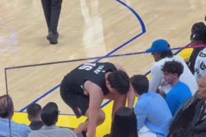 体力确实扛不住！杨瀚森被换下时，在场边气喘吁吁地往地上一坐