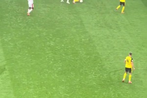 如出一辙😂小贝林厄姆这踢球风格像极了哥哥啊