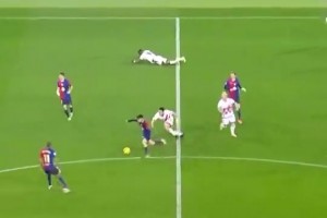 当年梅西爆趟巴萨中场三人组，小白玩命紧逼没想到还有传球🤩