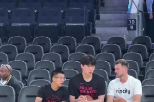 今天将迎来首秀？！杨瀚森赛前与助教有说有笑，翻译也在旁边