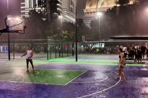 这国外女郎打球绝对有水准！这么大雨天 三分连续命中