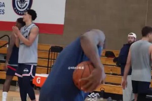 小卡这巨掌🖐🏽！单手从地上抓起篮球跟吸盘似的🥶