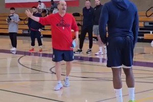 🤨登哥认真听讲！范甘迪给快船球员讲解防守站位