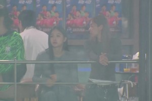 包厢内的这位韩国女球迷什么水平？🤔