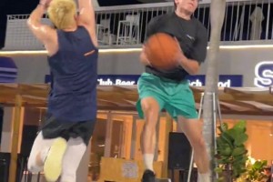 不愧是利拉德关注的男人！空中思考人生的球员打球有多夸张？
