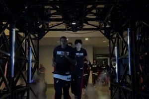 季前赛主场首秀🔥杨瀚森跟着队友一起跑进场准备热身！