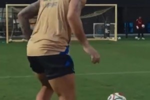 劳塔罗训练场秀射术！网友调侃：看来今天上场的又是马丁内斯😂